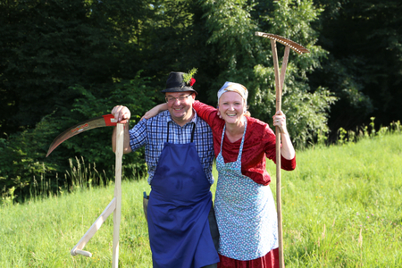 Prikaz starega običaja - ročne košnje